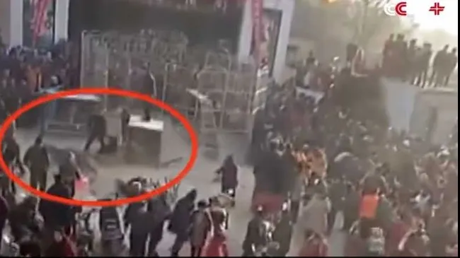 Momentul TERIFIANT în care un tigru scapă din cuşca sa, la circ, şi ATACĂ mulţimea.Doi copii, răniţi