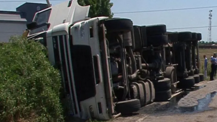 Accident pe DN 6. Un TIR s-a răsturnat și a luat foc. Șoferul a murit