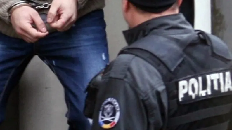 A înjurat și a lovit doi polițiști, după ce a consumat prea mult alcool. Ce pedeapsă a primit