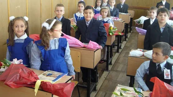Ne întoarcem în comunism: Elevii ar putea fi obligați să poarte uniformă unică