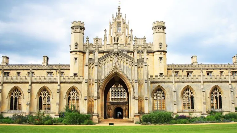 Povestea INCREDIBILĂ a unui om al străzii care a ajuns să studieze la Universitatea Cambridge