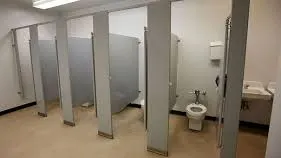 O elevă din Botoșani a încercat să-și pună capăt zilelor în toaleta școlii
