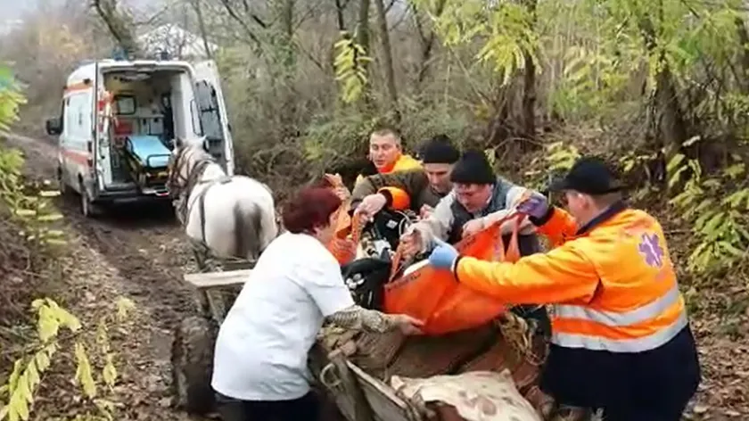 Imagini scandaloase surprinse în România! Pacient dus cu căruța la ambulanţă, din cauza drumului