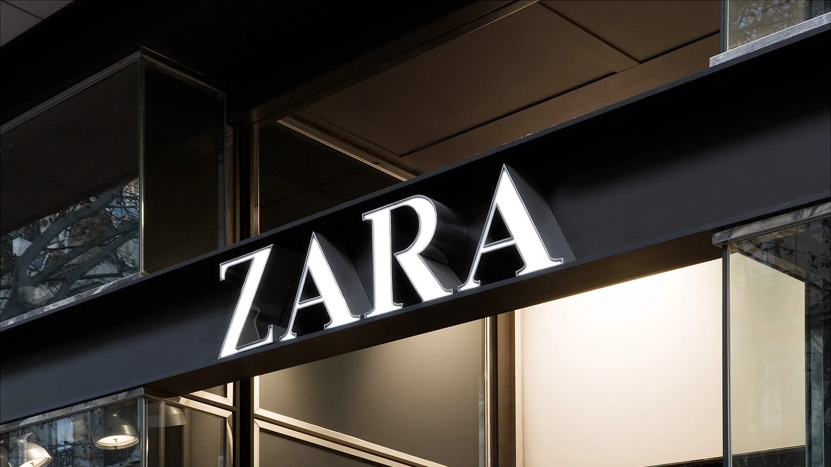 Clienții Zara din Istanbul găsesc în buzunarele hainelor bilete scrise de lucrătorii retailer-ului