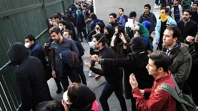 Protestele anti-regim în Iran: ”Moarte dictatorului!”. Doi morți. Oficialii amenință manifestanții