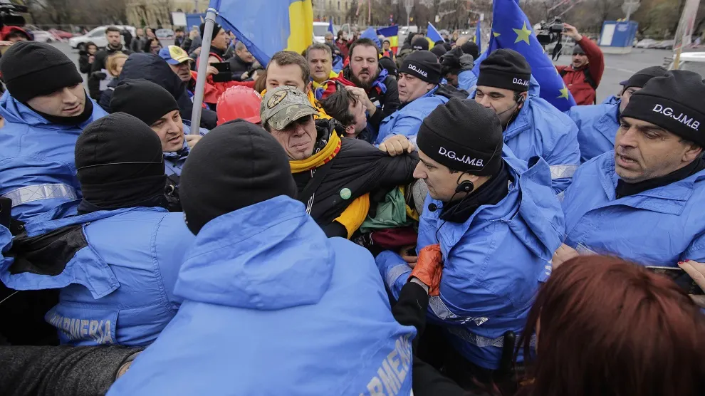 Cum explică jandarmeria violențele din Piața Victoriei. "A fost lovită o persoană în vârstă"