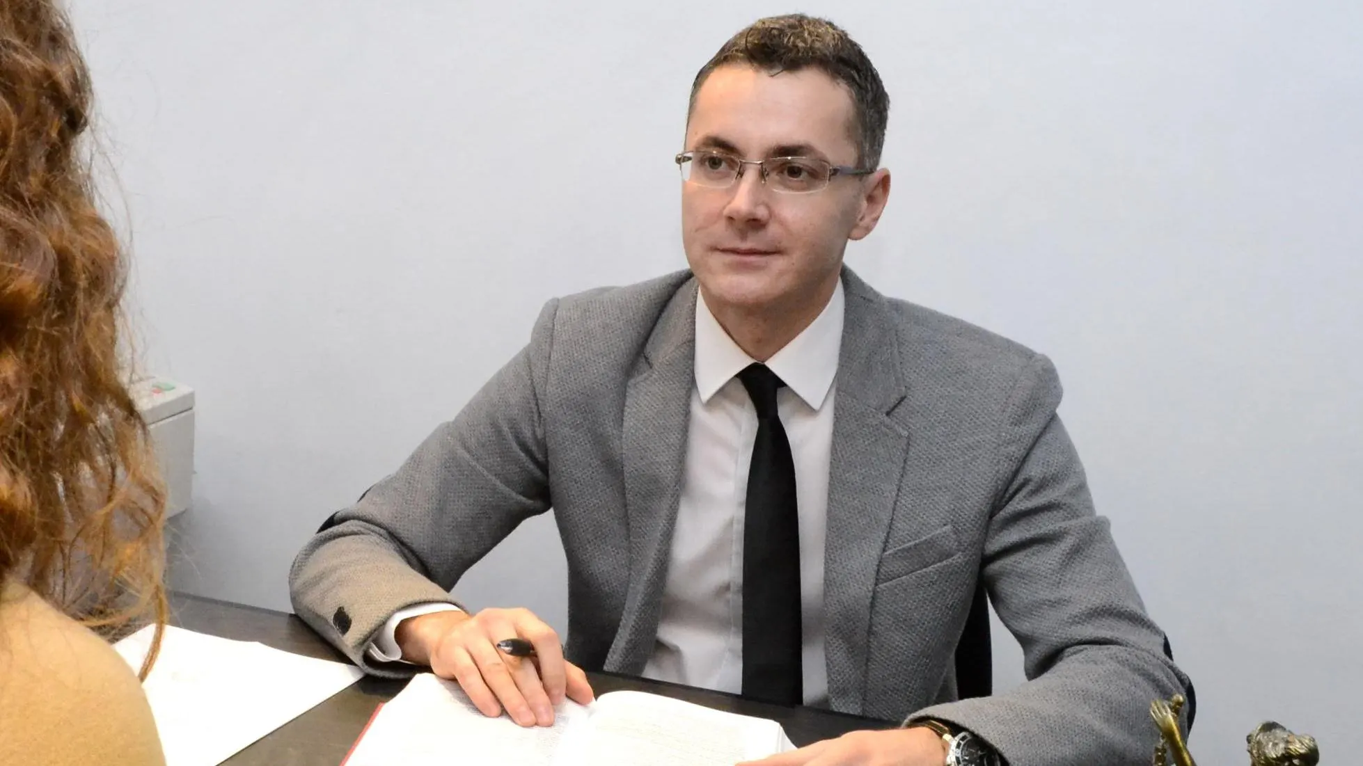 Scandal în Parlament. Motivul pentru care deputatul USR a pus MUZICĂ în timpul „Comisiei Iordache”