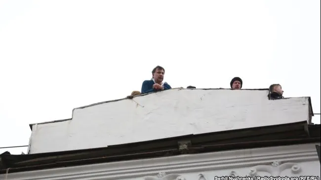 Fostul președinte georgian Saakaşvili, arestat de poliție și eliberat de suporterii săi din Ucraina