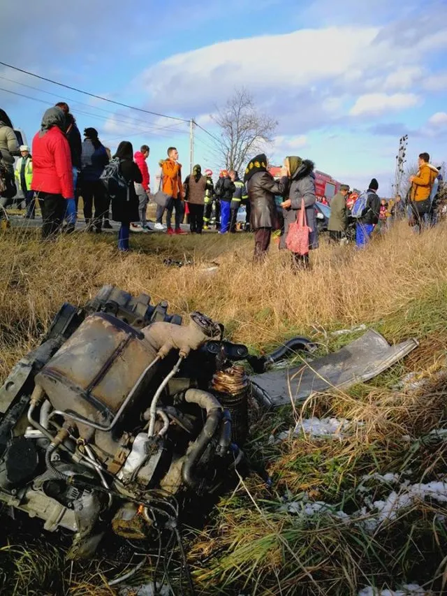 Accident de cod roşu în judeţul Bacău: un autocar s-a ciocnit cu un microbuz