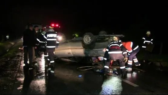 Impact violent în Creaca: un mort. Şoferul şi o minoră, grav răniți