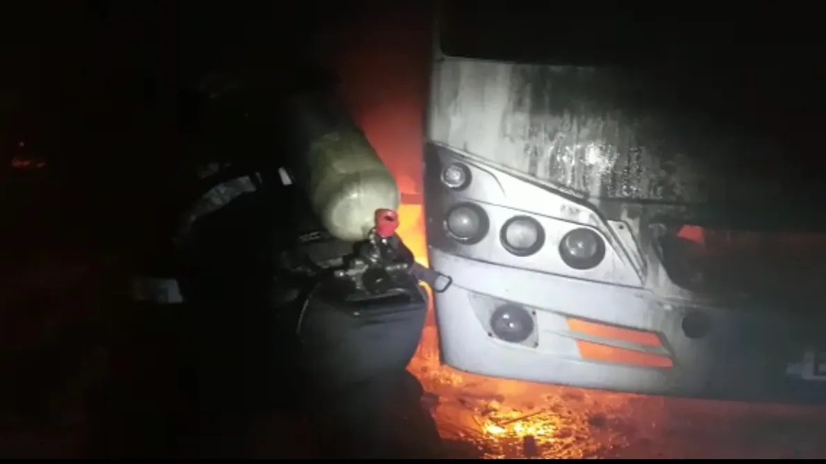 Un autocar cu 40 de persoane a luat foc pe DN2. Traficul a fost blocat temporar