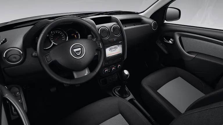 Dacia Duster. Noua Dacia Duster arată senzaţional. Atenţie, maşina are 6 roţi! Este în ţară