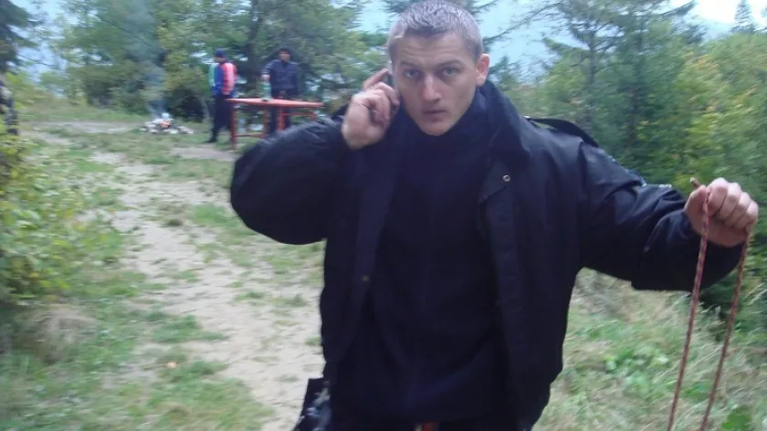 Polițistul tăiat cu sabia nu avea casca pe cap. Are doi copii de 3 și 5 ani