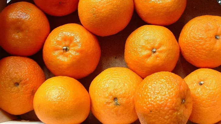 Cea mai uşoară şi rapidă metodă de a curăţa portocale şi mandarine