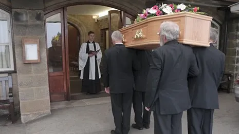 Mergeau să-şi înmormânteze copilul. S-a auzit un ciocănit din sicriu. Au ridicat capacul şi...
