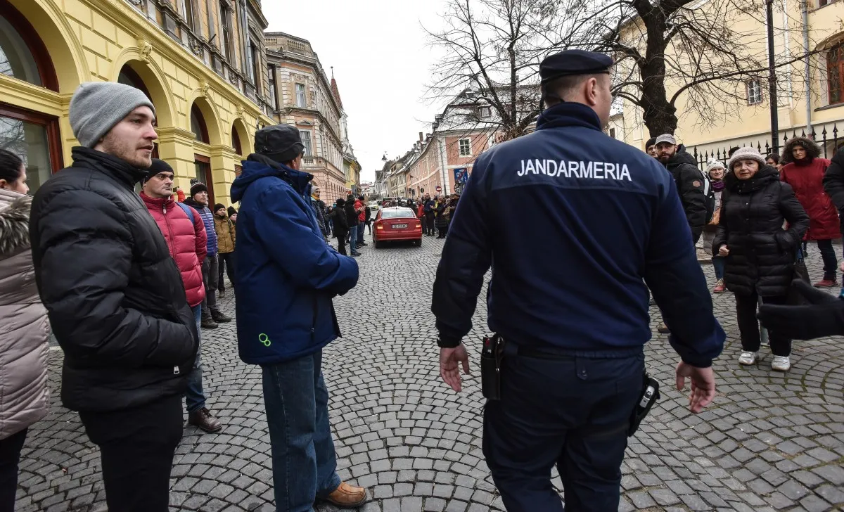 INCIDENT la protestul mut de la Sibiu. Gest INEXPLICABIL al unui şofer - FOTO & VIDEO