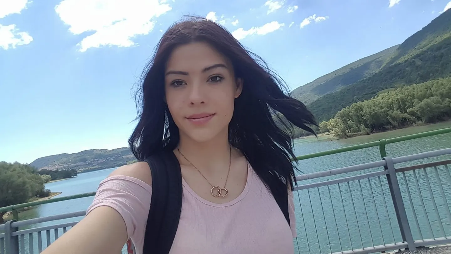 O româncă de 19 ani s-a spânzurat în Italia după ce și-a pierdut locul de muncă