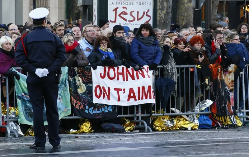 Paris: Merci Johnny! Sute de mii de oameni îl omagiază pe regele rock-ului francez (VIDEO)