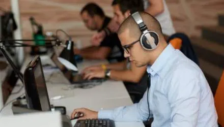 Din ce țări provin giganții care controlează piața de IT din România