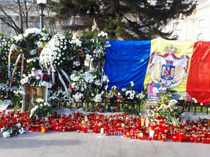 Regele Mihai, ultima noapte la Palatul Regal. Zeci de mii de români şi-au luat rămas bun