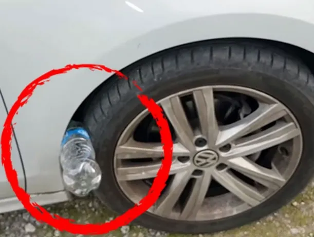 Ce se întâmplă dacă găseşti o sticlă de plastic băgată la roata maşinii. Eşti în mare PERICOL!