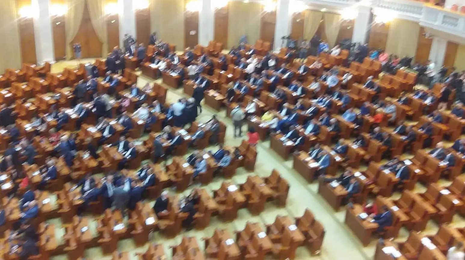 Ședință solemnă a Parlamentului pentru Revoluția din 1989. ”Imnul Golanilor”, pe telefon, la tribună
