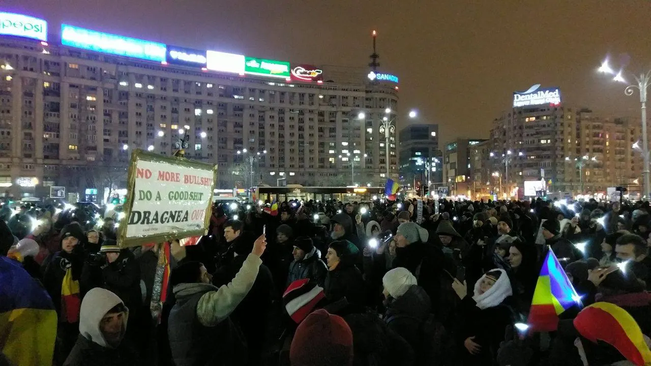#Rezist.Sute de oameni în Piaţa Victoriei."Firea, nu uita, asta nu e piaţa ta!", scandarea preferată