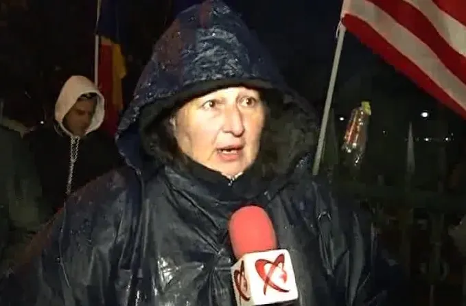 "Hoția, ridicată la rang de lege". Zeci de oameni au stat toată noaptea în faţa Casei Poporului