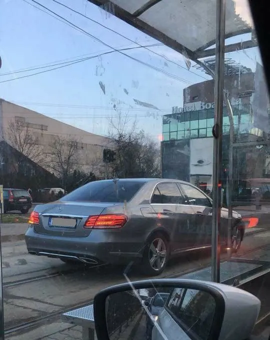 Primar, prins cu maşina pe linia de tramvai: "Eu am voie să circul de urgenţă" (VIDEO)