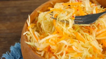 A ras o ridiche neagră, un morcov şi un măr. A ieşit cea mai bună salată de sezon!