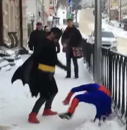 Dacă se bat Spider-Man şi Batman, cine învinge? Priveşte până la final, surpriza e URIAŞĂ! (VIDEO)