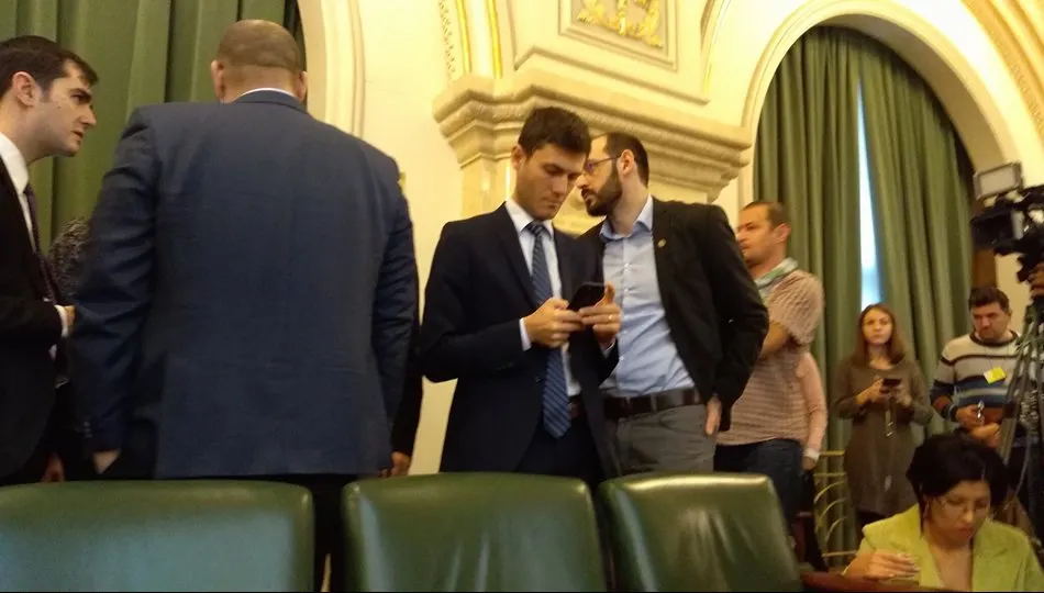 Scandal la Senat! Deputații USR nu au fost lăsați să intre în sală: Tăriceanu: ”Nu faceți circ”