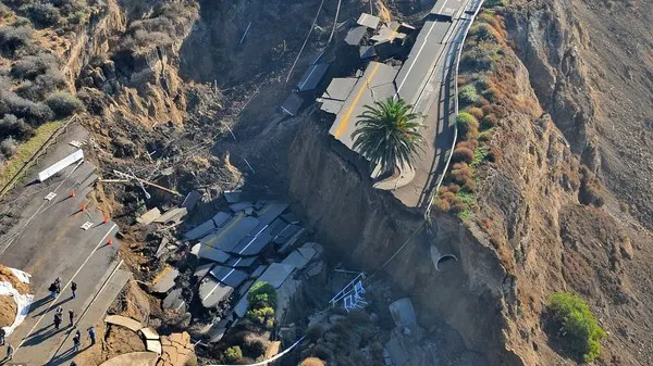 Alunecările de teren din California au produs moartea a cel puţin 17 persoane
