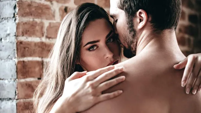 Ce se întâmplă cu femeile care fac sex cu mai mulţi parteneri. Explicaţia psihologului