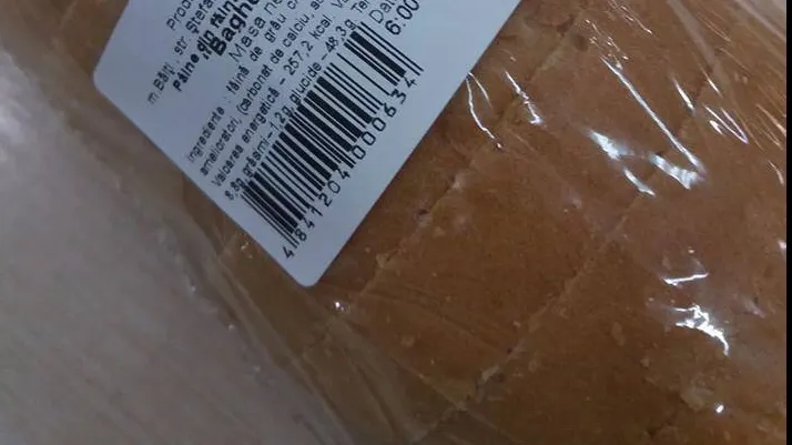 Ce a găsit o femeie în franzela cumpărată dintr-un supermarket. A început să râdă - FOTO