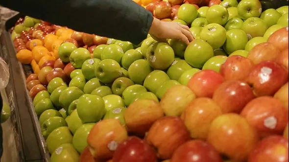 Adevărul despre MERELE din supermarketuri pe care puţini îl ştiu. După ce ştii, le mai consumi?