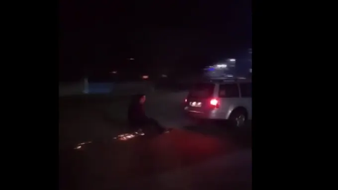 S-a suit pe sanie și s-a lăsat tras de mașină pe șosea. Ce a urmat este ȘOCANT