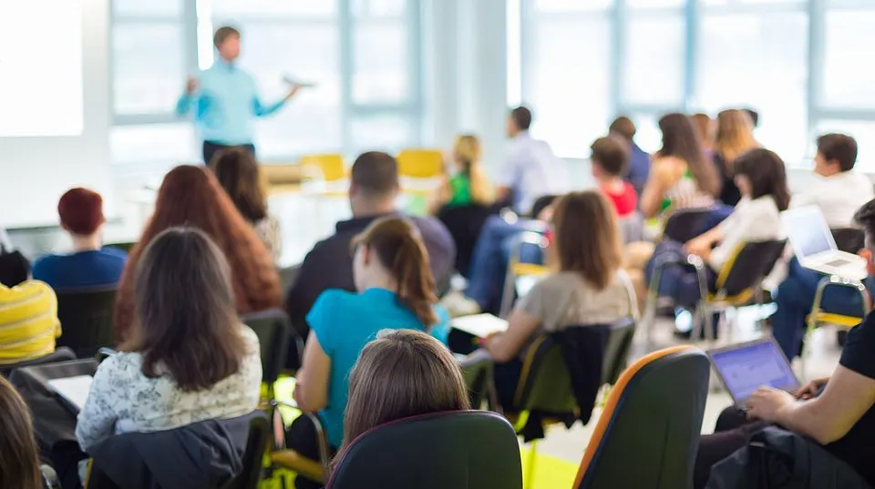 "Bătaie" pe absolvenții cu 10 la BAC. Universitățile oferă bani, laptopuri, cazare și mese gratuite