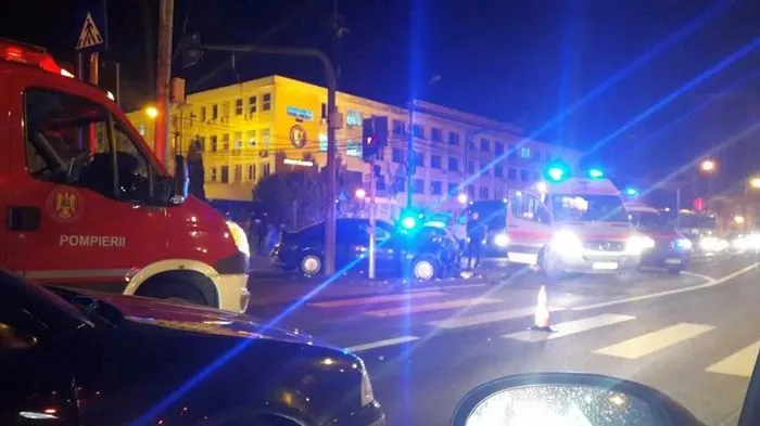 Accident SPECTACULOS chiar în faţa Poliţiei din Timişoara (GALERIE FOTO)