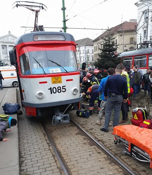Grav accident la Arad: o fetiţă de 12 ani a fost prinsă sub tramvai (VIDEO)