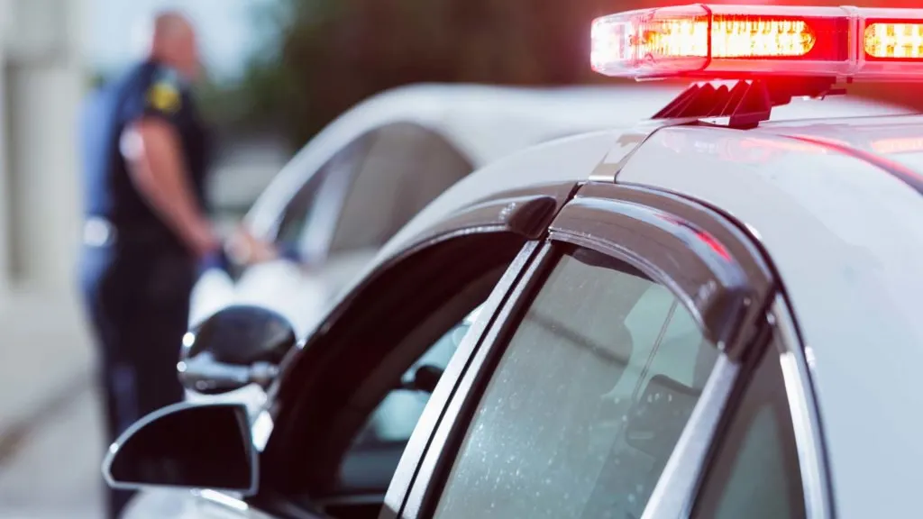 Poliţiştii de la rutieră opresc maşinile în trafic: de ce ciocănesc în stopurile din stânga