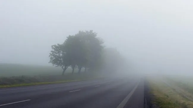 Ceaţă şi vizibilitate redusă în 12 judeţe, luni dimineaţa