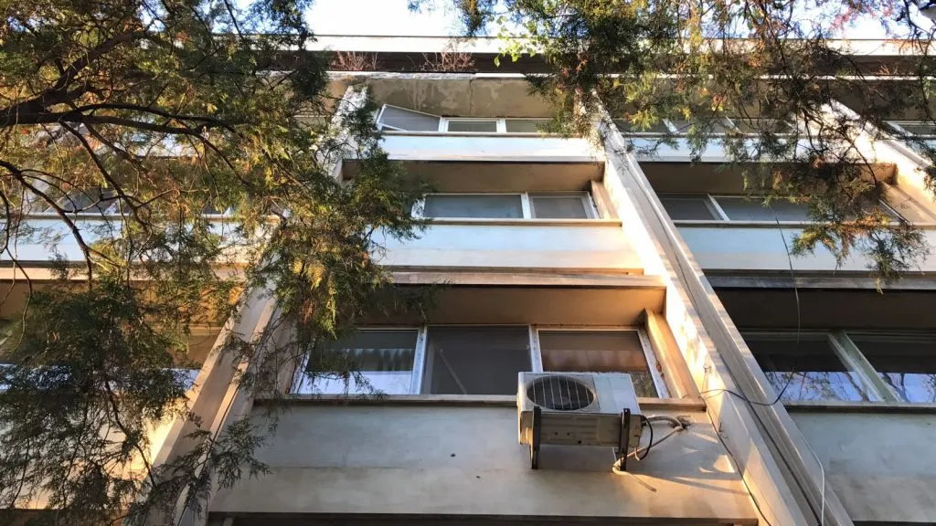 O femeie de 86 de ani a căzut de la etajul doi, miercuri dimineaţa
