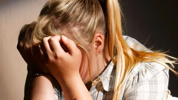 Caz revoltător în România: o fetiță de 13 ani, victimă a unui viol, a născut singură, în baie