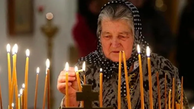De ce poartă femeile batic în biserică