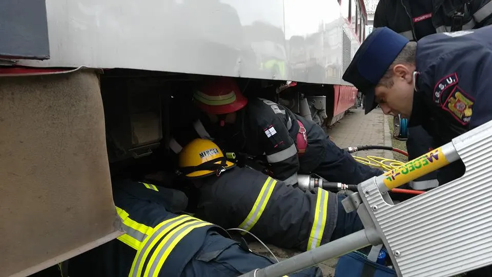 Accident cumplit: Fetiţă de 12 ani, atentă la telefonul mobil, prinsă sub un tramvai