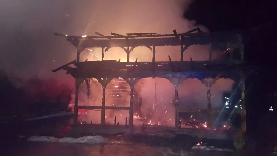 Biserică mistuită de flăcări în Suceva. FOTO şi VIDEO