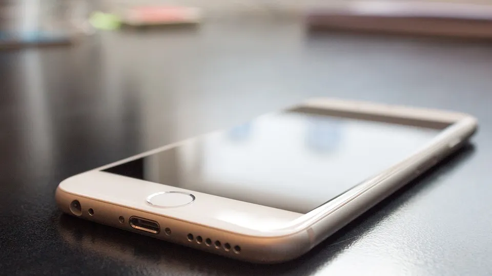 Apple va lansa un iPhone cu ecran dublu