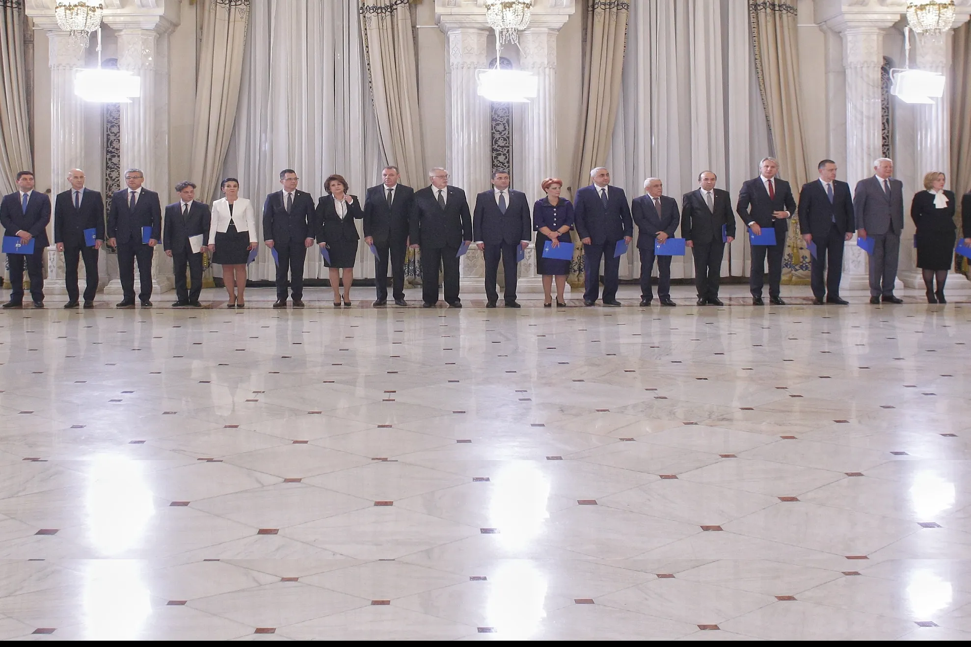 Guvernul Dăncilă a depus jurământul la Cotroceni. Iohannis: Să înceteze ţopăiala guvernamentală