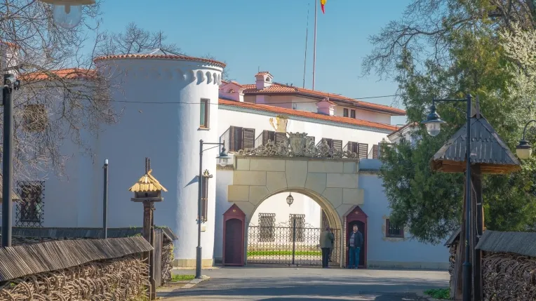 Membrii Casei Regale părăsesc Palatul Elisabeta